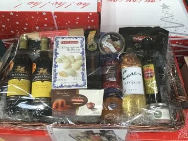 Cestas con dulces y vino Puga Cash&Carry