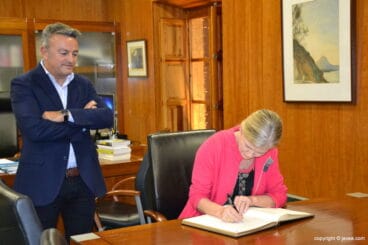 Consellera firma el libro de Xàbia