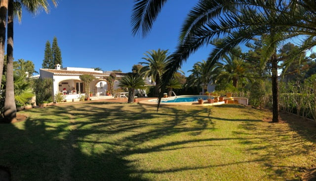 Jardín de la Villa de Terramar Costablanca
