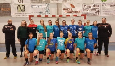 María Cardona la segunda de la fila  de abajo por la izquierda, con la Seleccion Valenciana Juvenil de balonmano