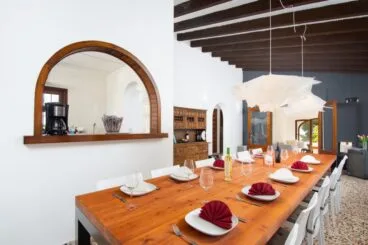 Salón comedor del piso superior de la villa