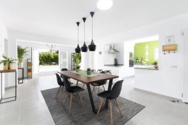 Salón y cocina abierta de la villa de Quality Rent a Villa