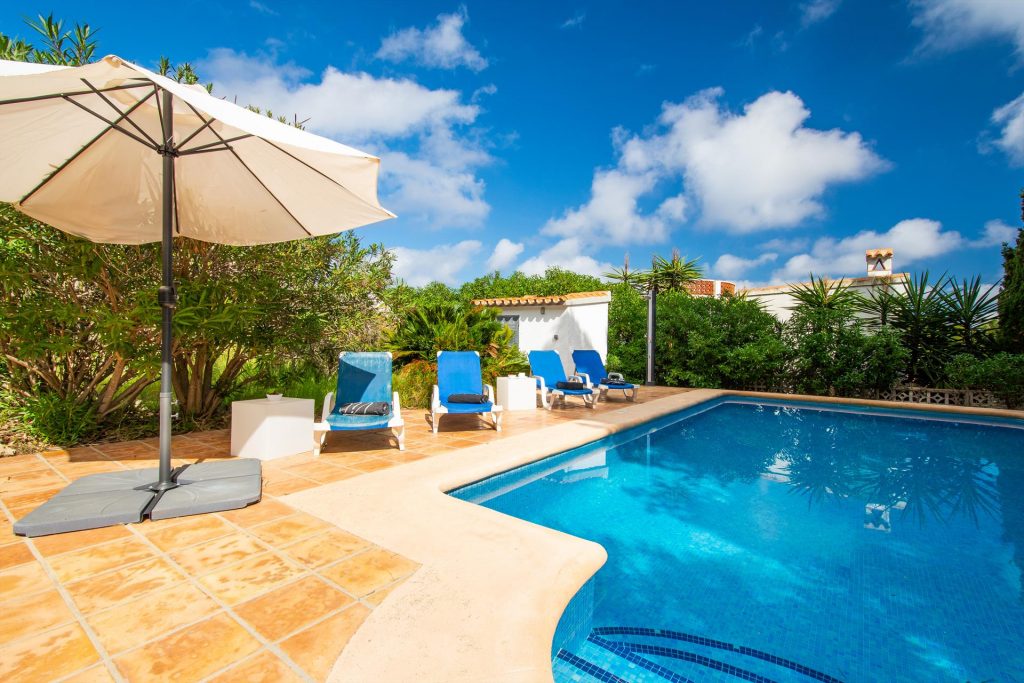 Terraza con piscina en villa de Aguila Rent a Villas