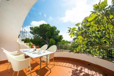 Terraza exterior con balcón de la villa de Aguila Rent a Villa