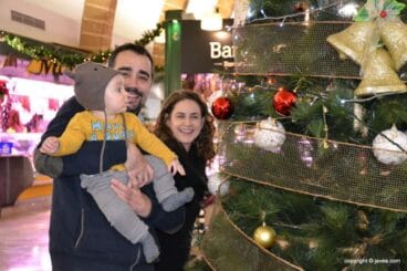 Vecinos viendo el árbol de navidad