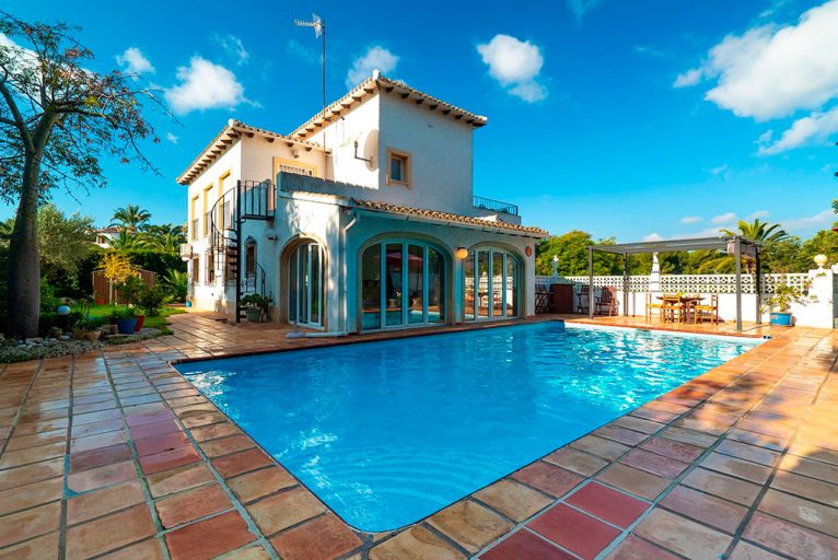 Chalet con piscina privada Aguila Rent a Villa