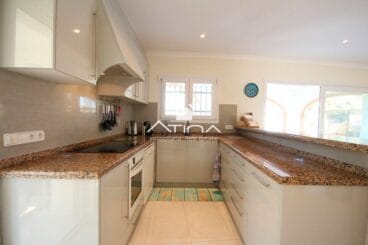 Cocina abierta chalet Atina Inmobiliaria