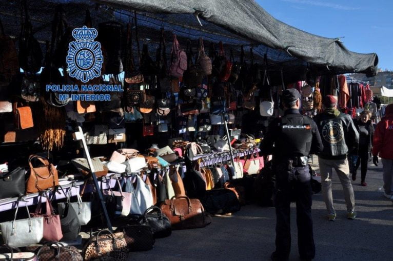 Люди 22 арестованы на блошином рынке Дения