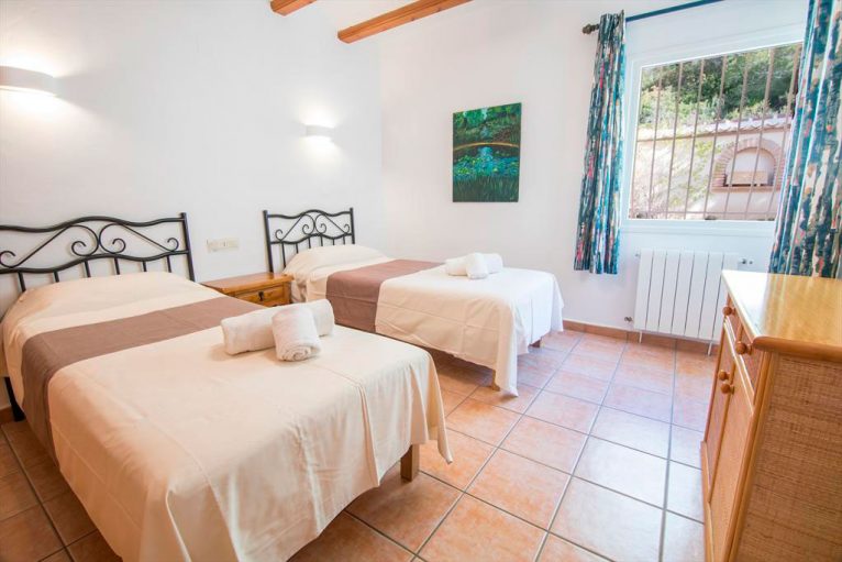 Dormitorio con dos camas individuales Quality Rent a Villa