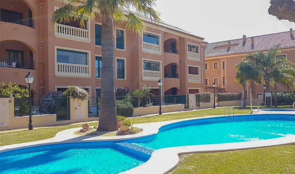 Fachada y piscina Vicens Ash Properties