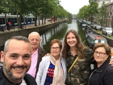 Iván junto a su familia