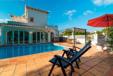 Jardín y piscina de la casa Aguila Rent a Villa