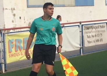 Miguel Esteve arbitrando un partido