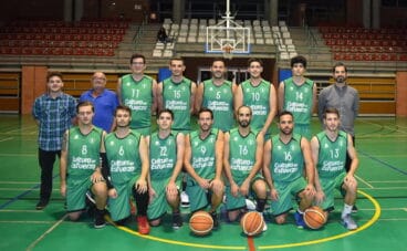 Óscar Mayordomo con su equipo senior del CB Joventut Xàbia