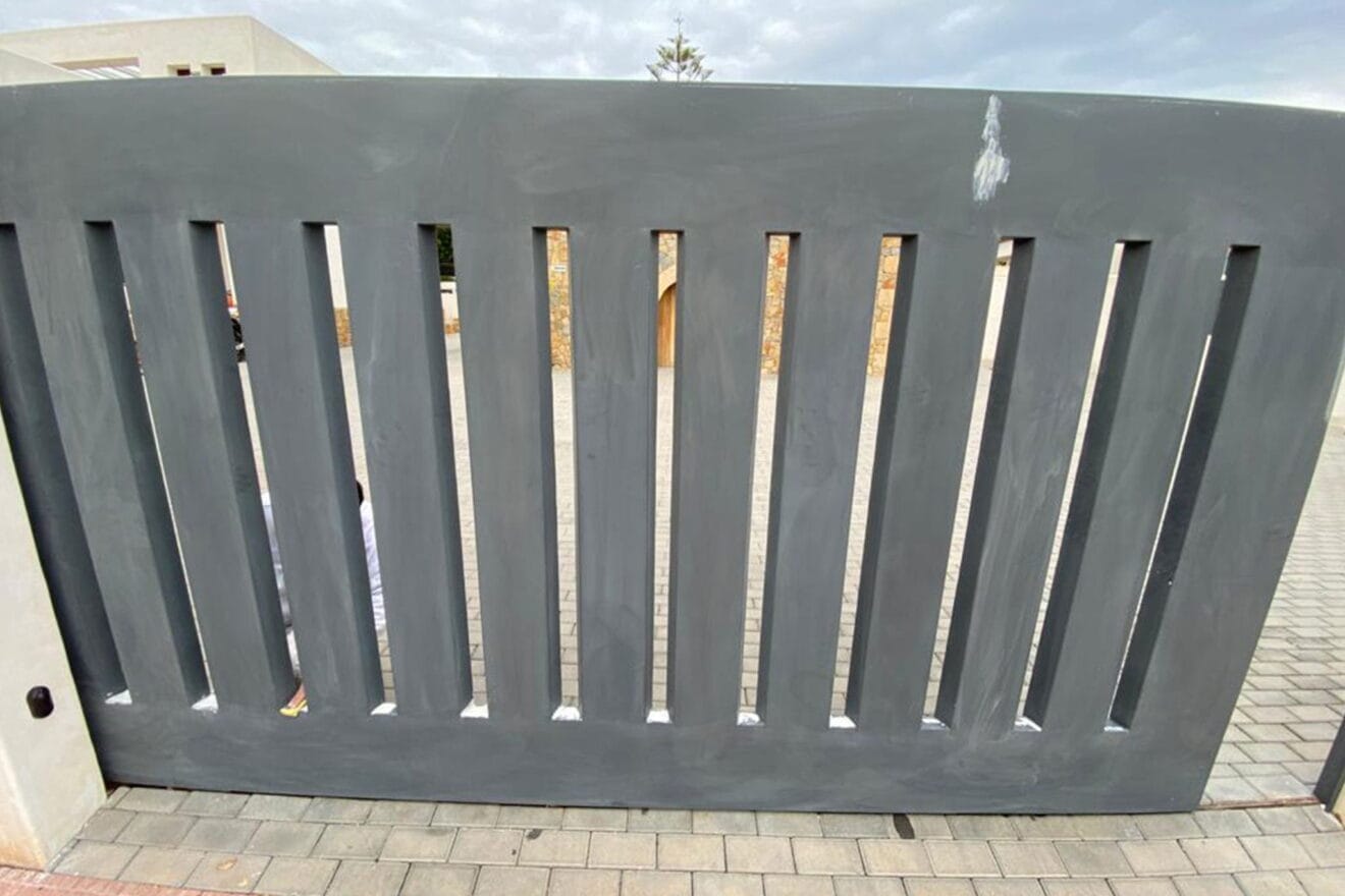 Puerta de entrada deteriorada - Pinturas Juanvi Ortolà