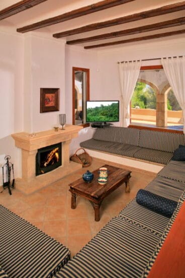 Sala de estar con chimenea Terramar Costa Blanca