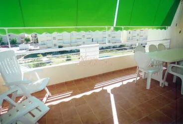 Terraza con toldo Xabiga Inmobiliaria