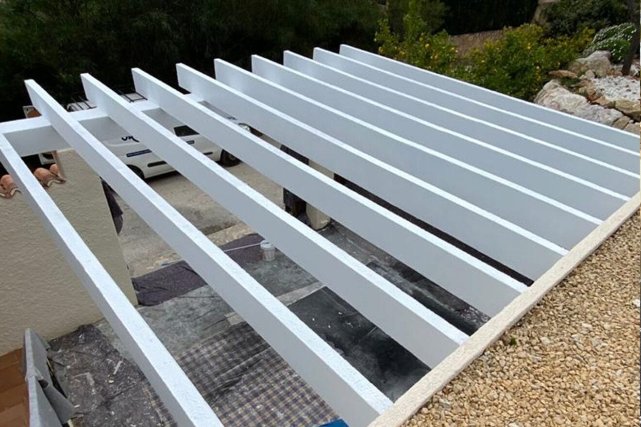 Vigas de un porche después del tratamiento de Pinturas Juanvi Ortolà