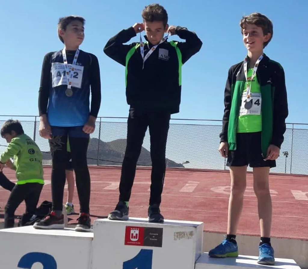 Atleta de la Escuela del CA Llebeig Xàbia en el podio