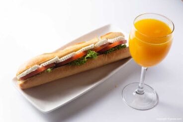 Bocadillo y zumo almuerzo en Austriaco Cafe Wien