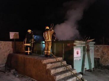 Bomberos y voluntarios