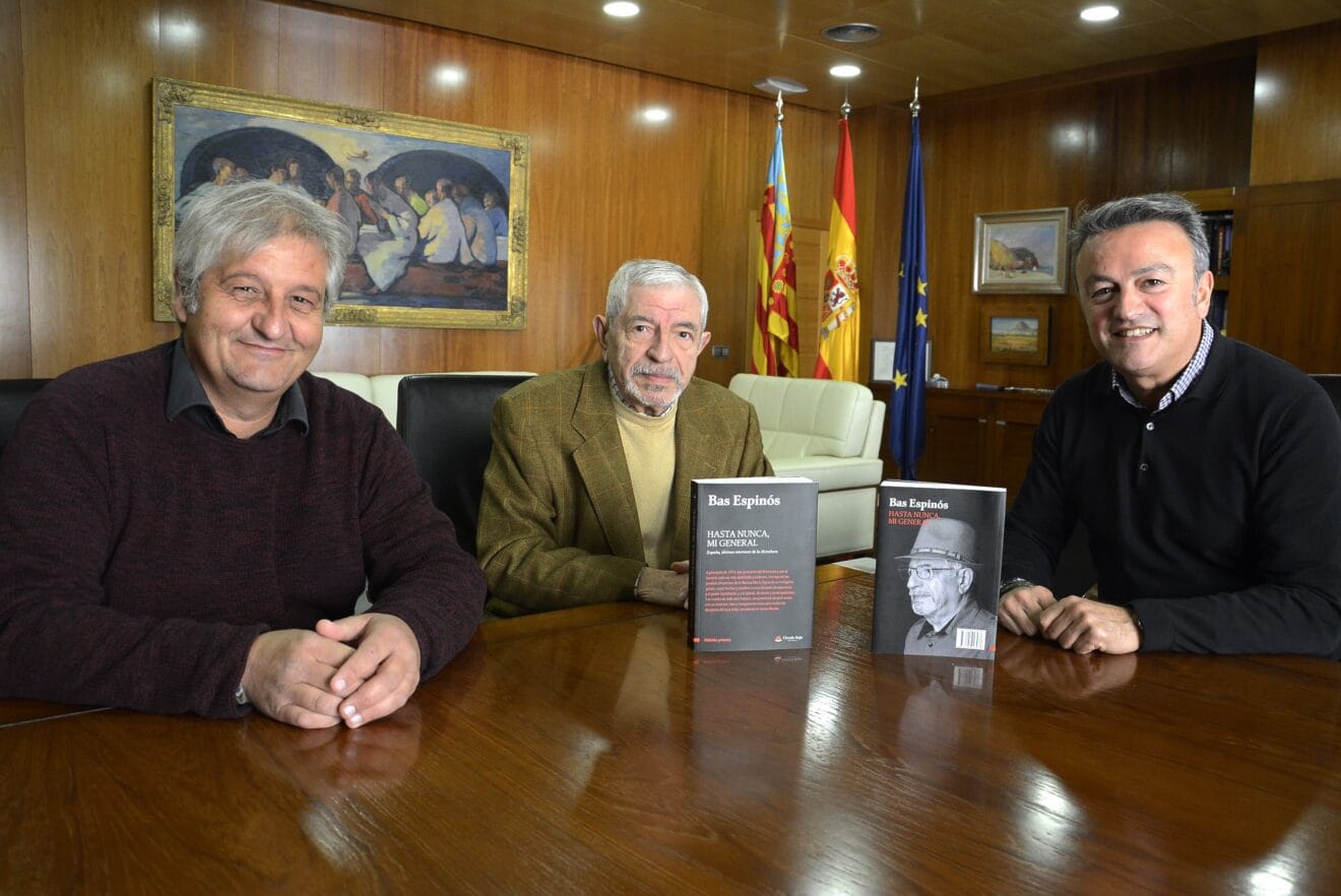 Donación novela de Enrique Bas para la Biblioteca