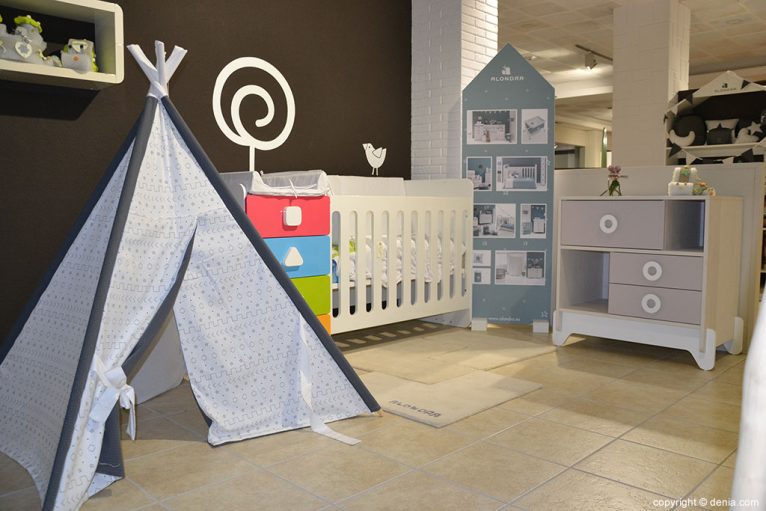 Dormitorios infantiles en exposición Muebles Martínez