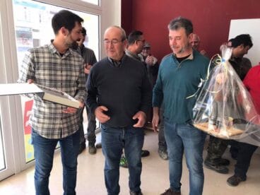 Entrega del detalle a Vicente Luís