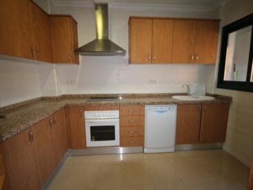 Amplia cocina del apartamento de Atina Inmobiliaria