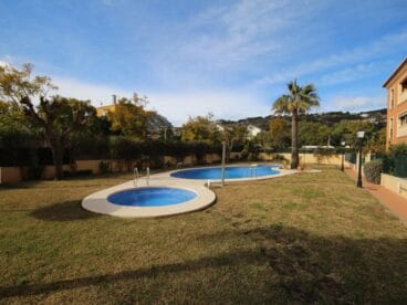 Piscina comunitaria del apartamento de Atina inmobiliaria