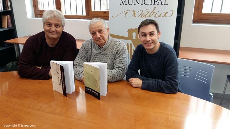 Juan Bautista Codina dona dos libros al Archivo Municipal