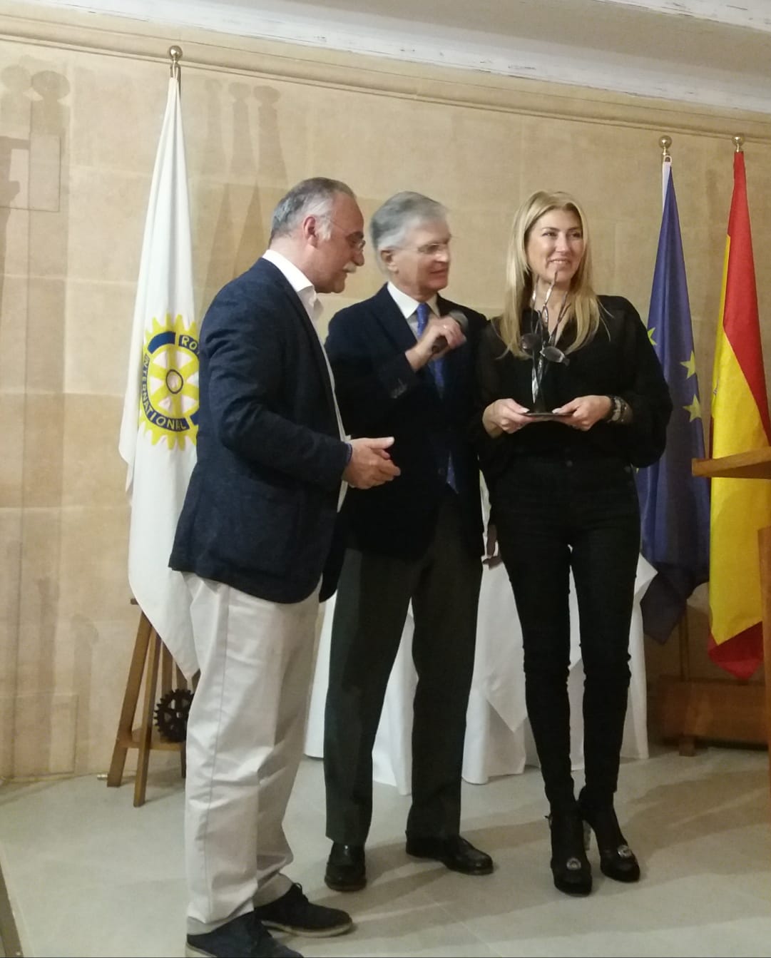 La abogada Antonia Chinchilla con miembros del Club Rotary Jávea