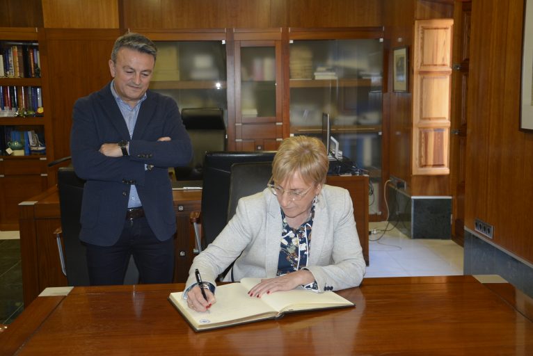 La Consellera Ana Barceló firma el libro de honor