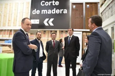 Los directivos visitan las distintas secciones de la tienda Leroy Merlín Compact