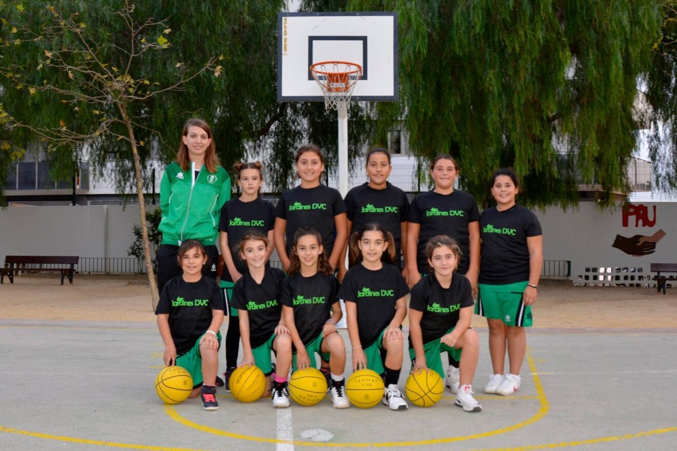 Miriam Monfort con su equipo alevín Femenino del CB Joventut Xàbia