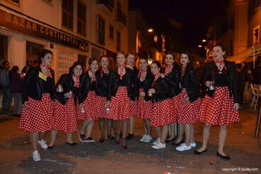 Grupo de amigas disfrazadas en el desfile de carnaval de Xàbia