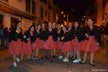 Grupo de amigas disfrazadas en el desfile de carnaval de Xàbia