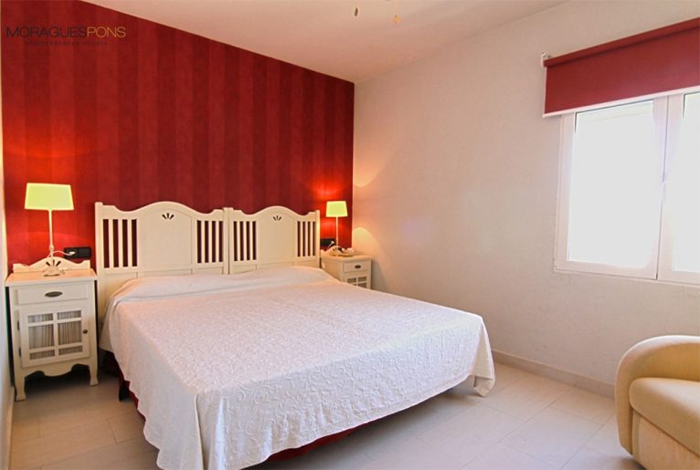 Cozy double bedroom MORAGUESPONS Mediterranean Houses