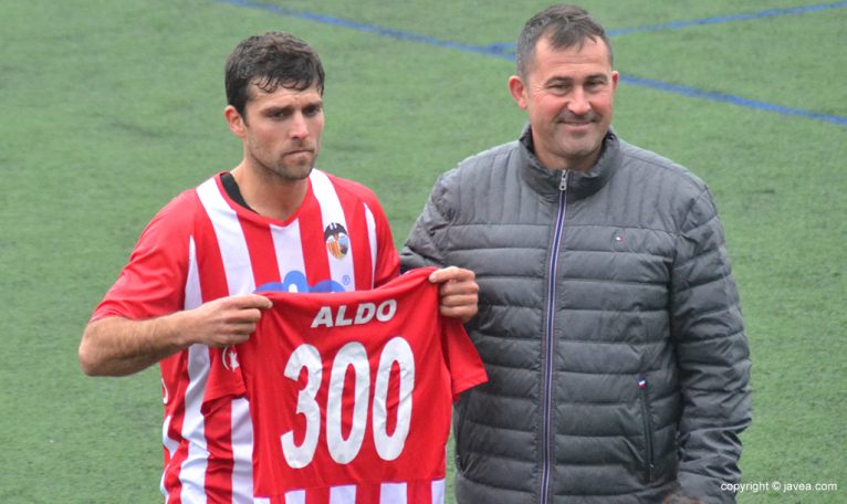Aldo recogiendo la camiseta de 300 partidos jugados con el Jávea