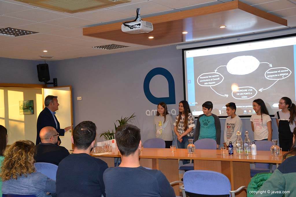 Alumnos y el alcalde en la presentación del proyecto de las fuentes de Xàbia