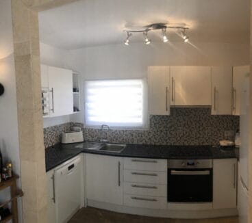 Cocina abierta de la villa Terramar Costa Blanca