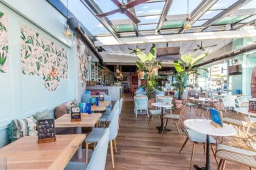 Comedor grande y luminoso – Restaurante Ammos