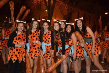 Un grupo de quintas de 2019 disfrazadas de Pedro Picapiedra