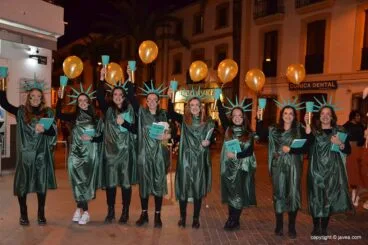 Grupo de amigas disfrazadas de la Estatua de la Libertad
