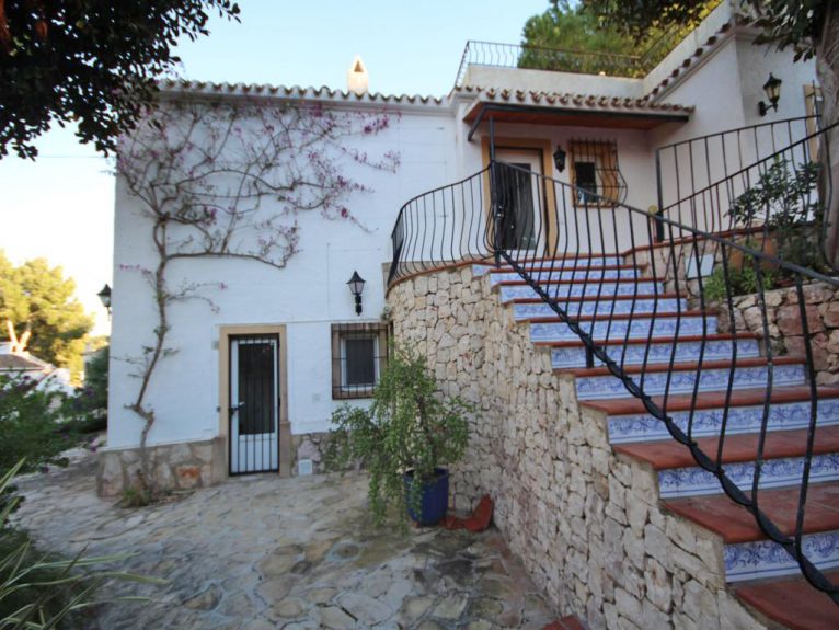 Escalera de acceso Atina Inmobiliaria