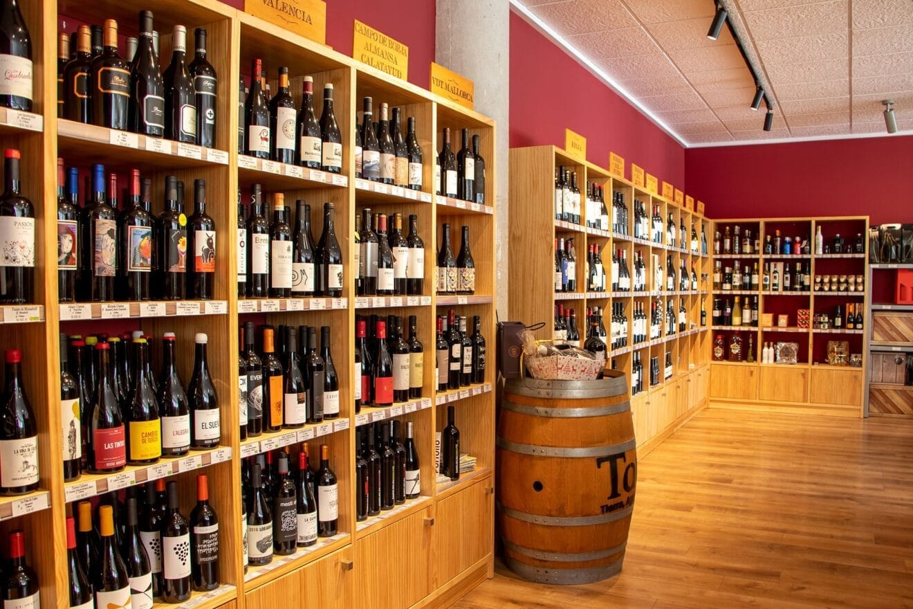 Estanterías y tonel en Casa del Vino