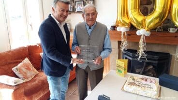 Gaspar recibe una detalle del Ayuntamiento