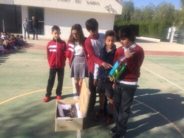 El CEIP Port de Xàbia recibe la ‘botella mensajera’