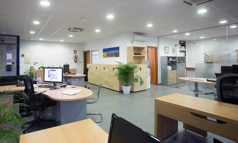 Interior de las oficinas de Quality Rent a Villa Alquiler vacacional