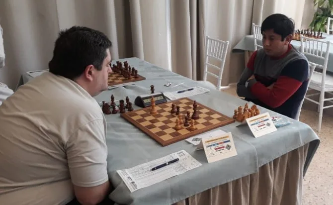 Jugadores ante el tablero